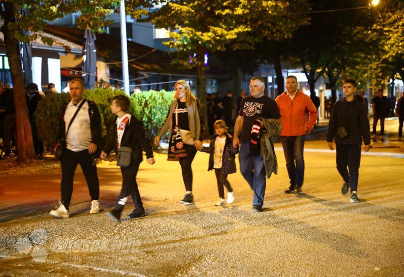 FOTO | Navijači u velikom broju stižu na stadion: Vatrena podrška za Plemiće